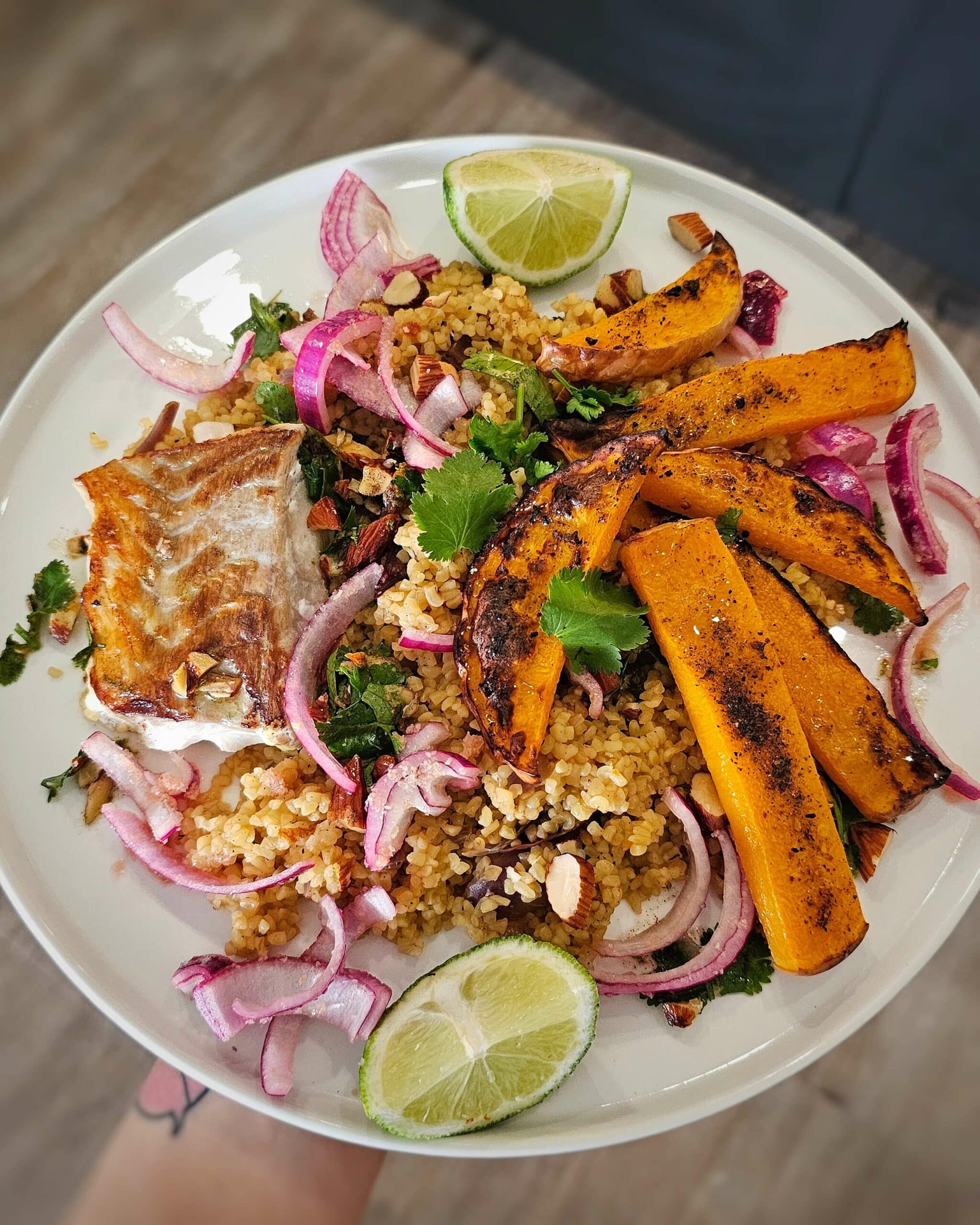 Lieu grillé, amandes, butternut et pickles d'oignons rouges