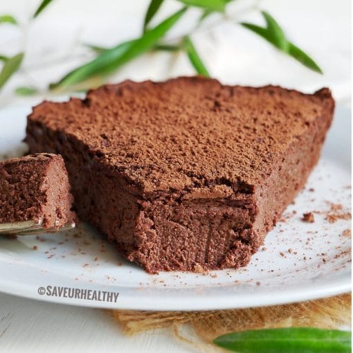 Transformez l'okara en un bon dessert chocolat! Entre le brownie & le fondant ce gâteau vegan est gourmand mais allégé, sans beurre ni sucre