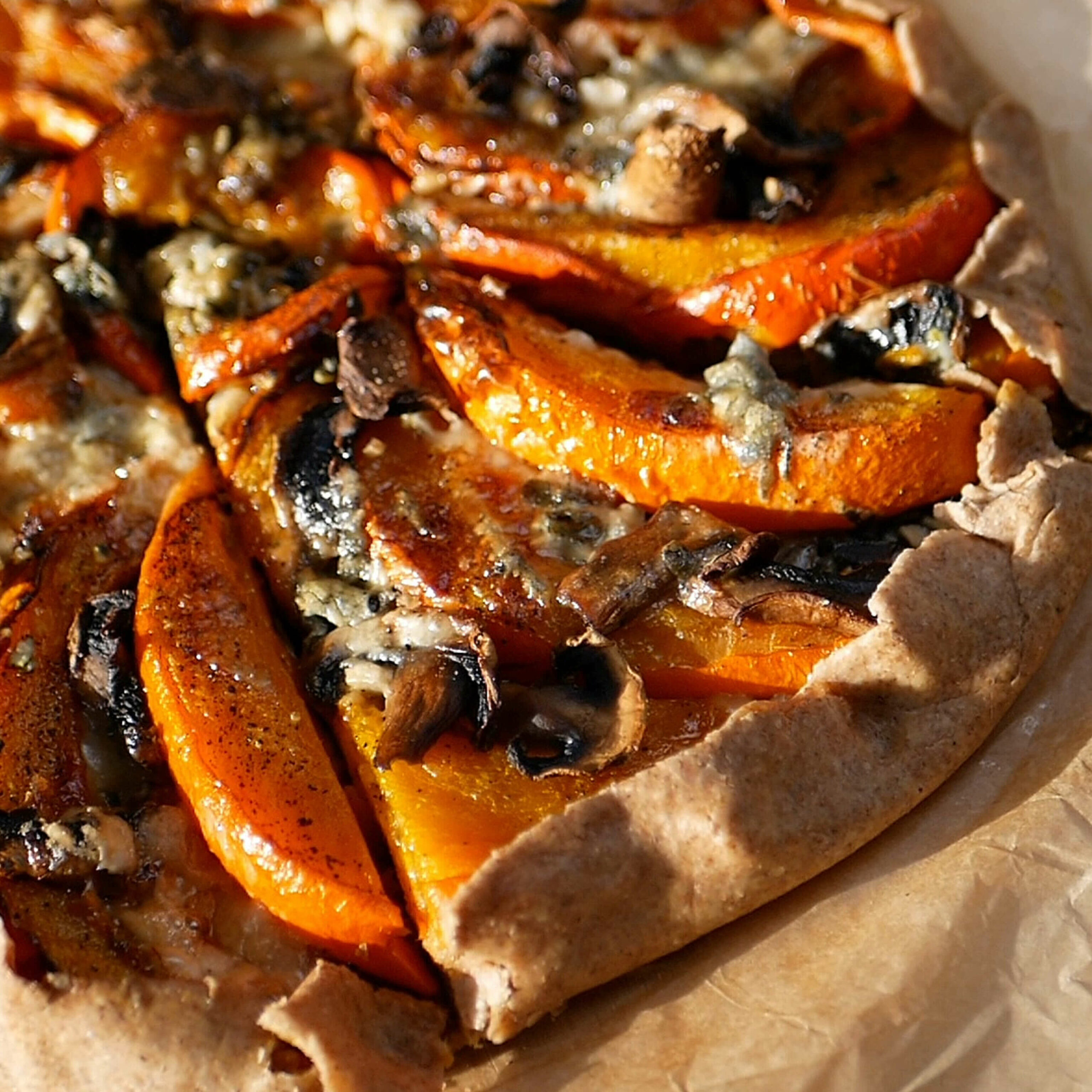 tarte potimarron, champignons et roquefort