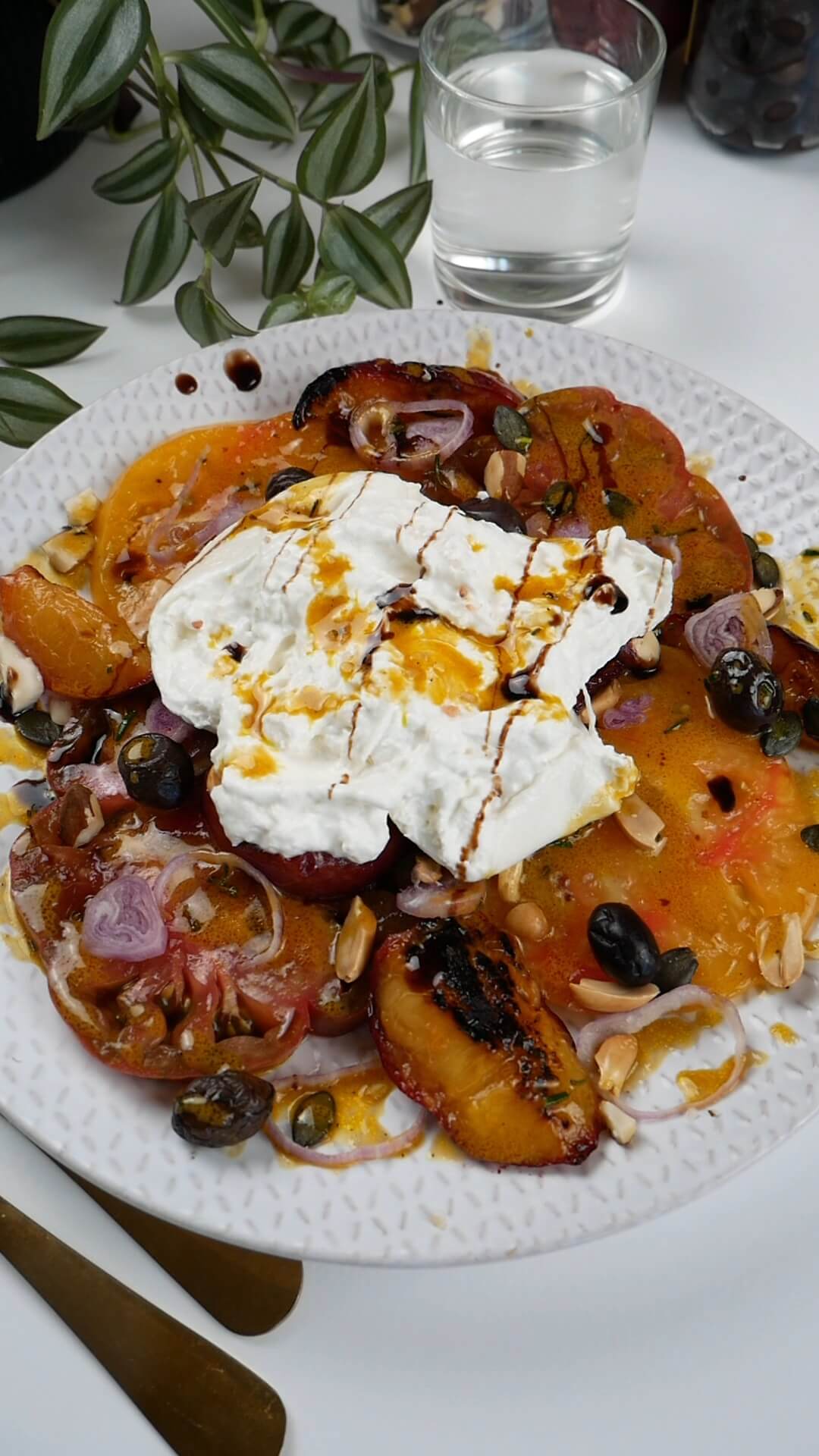 salade de burrata, tomates, nectarines rôties au romarin